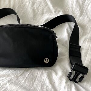 lululemon Everywhere Belt Bag 1L Black / Silver